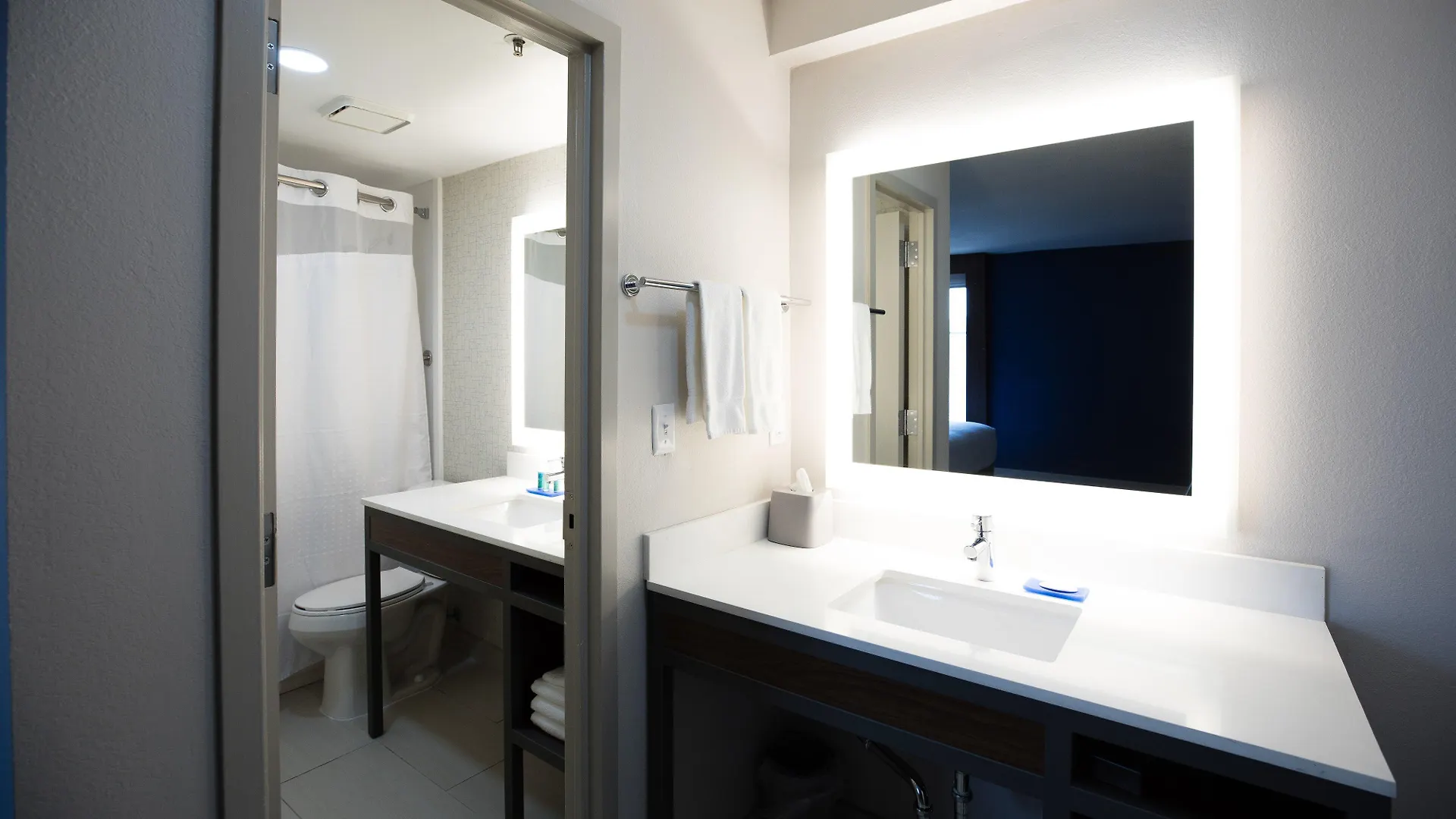 Holiday Inn Express Nashville-Downtown - Broadway By Ihg 3*, Nashville
